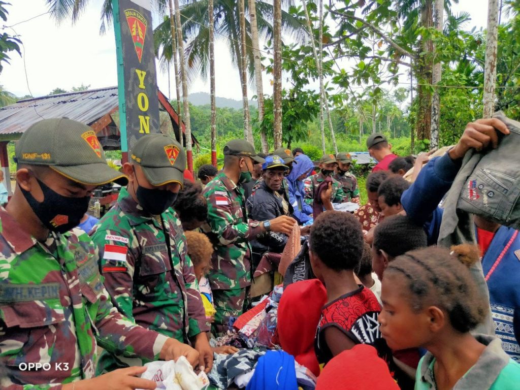 Peduli Warga Perbatasan, Satgas TNI Bagikan Sembako dan Pakaian