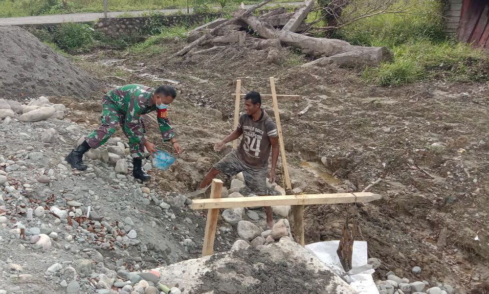 Permudah Akses, Warga dan TNI Bangun Jembatan Kampung