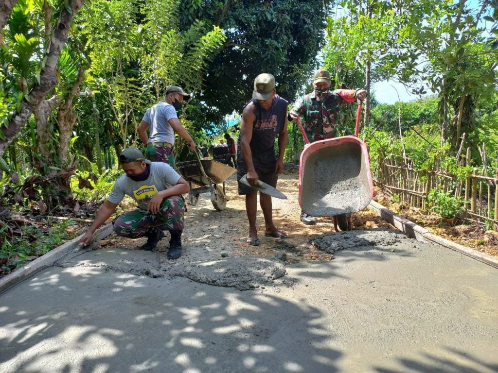 TNI Bersama Masyarakat Perbatasan Bangun Jalan Kampung